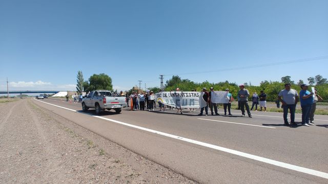 Las familias contratistas sobre el Acceso Este. Foto: La Mosquitera